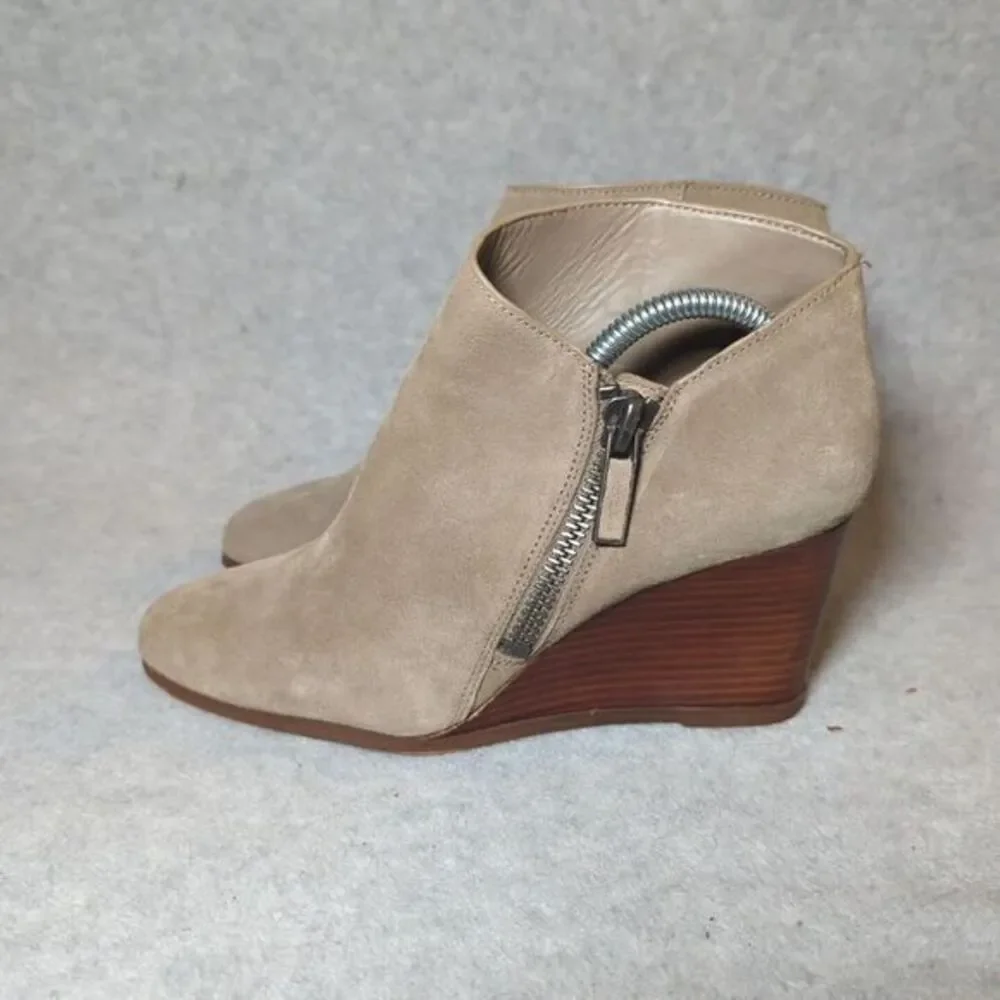 1STATE  Women's Kaleb‎ Boot Size 8 Wedge Heel Tan Taupe Suede Zip Shoe